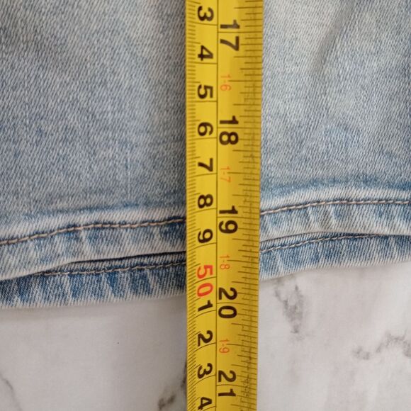 Chicos Slim Leg Light Blue Bermuda Shorts Size 4 - Picture 6 of 6